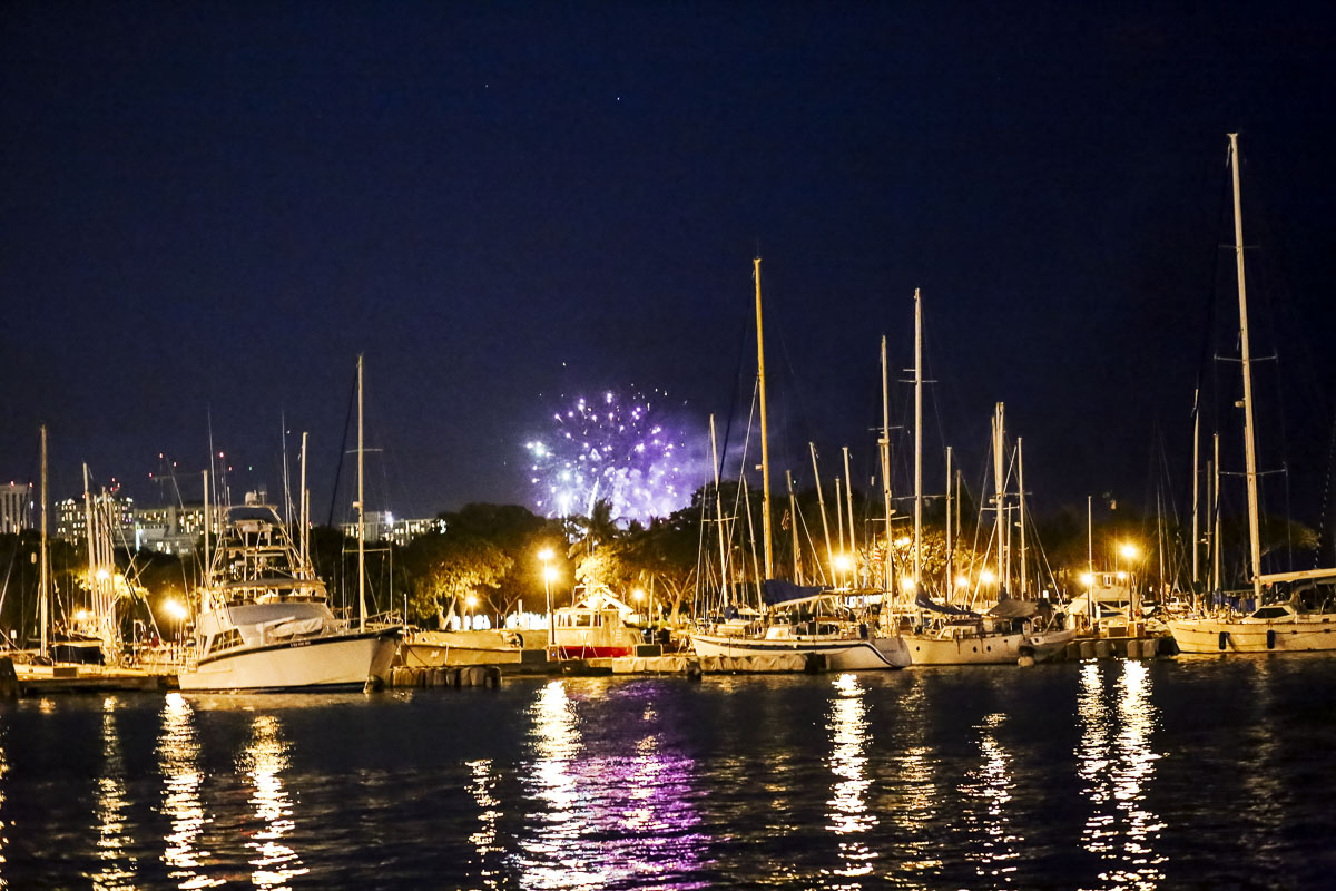 Leahi Voyager Glass Bottom Boat Fireworks Cruise